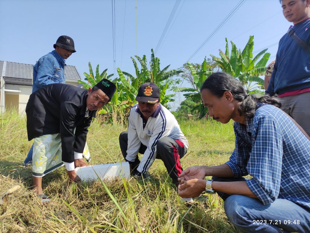 Proses peletakan batu pertama pembangunanmasjid di perum GKR | Foto diambil MCNU Sidoraharjo