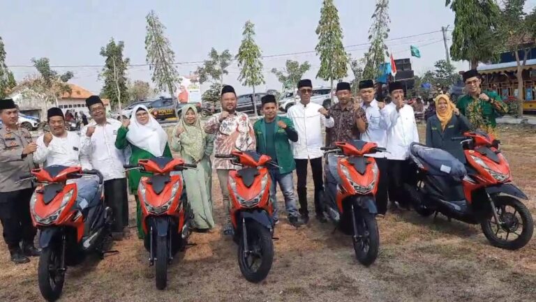 Bupati Gresik Menyerahkan Kendaraan Operasional Pengurus MWCNU dan Banomnya Dimomen Hari Santri